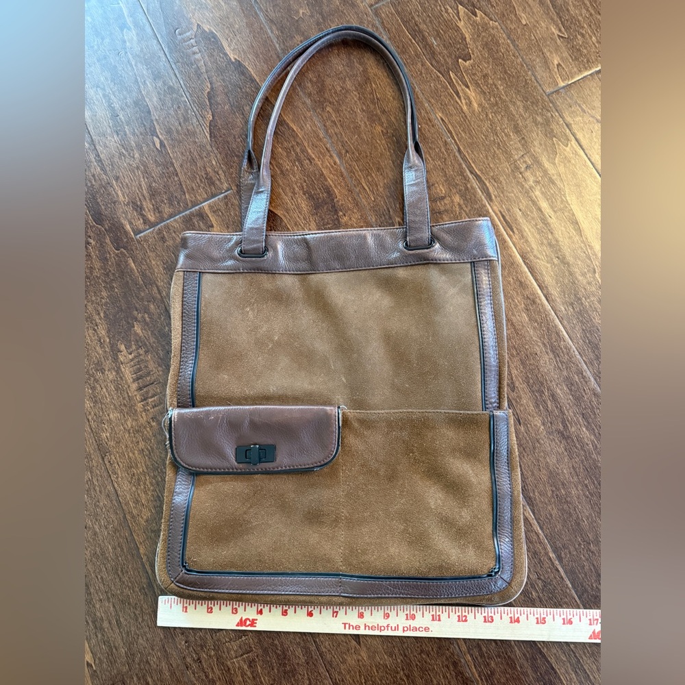 BCBG BCBGMAXAZRIA TOTE BAG
"BLAKE" COLOR COGNAC GENUINE
LEATHER